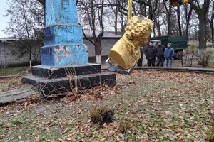 Под Одессой снесли памятник Пушкину