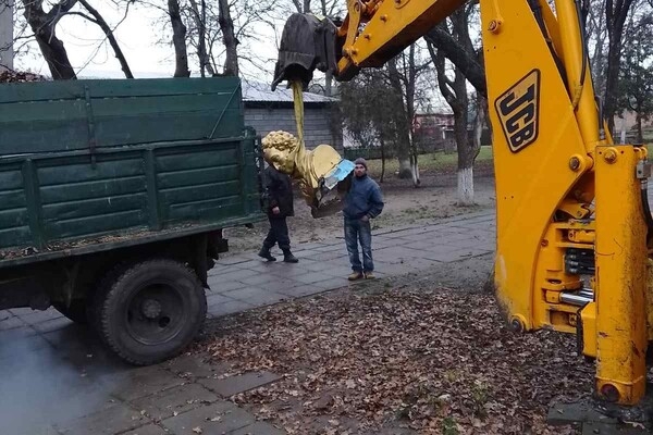 Под Одессой снесли памятник Пушкину