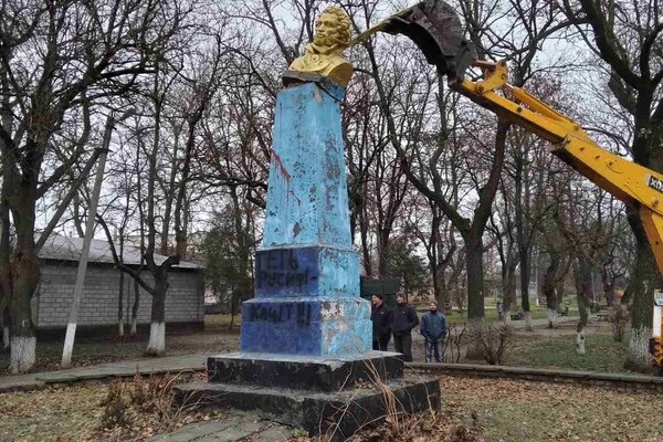 Под Одессой снесли памятник Пушкину