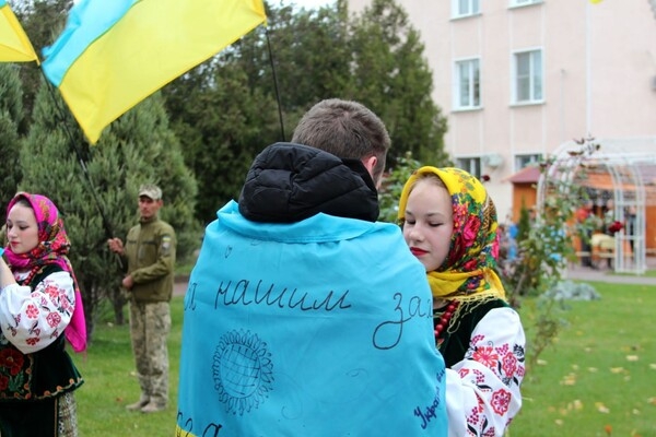В Одесской области встретили семь защитников, вернувшихся из российского плена