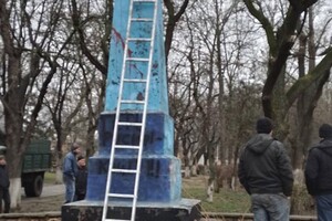 Под Одессой снесли памятник Пушкину