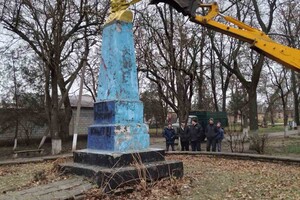Под Одессой снесли памятник Пушкину