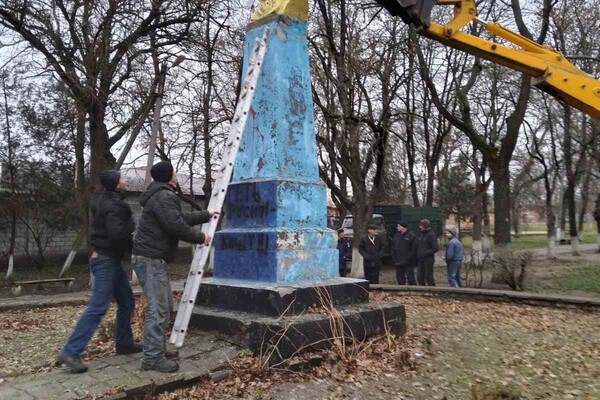 Под Одессой снесли памятник Пушкину
