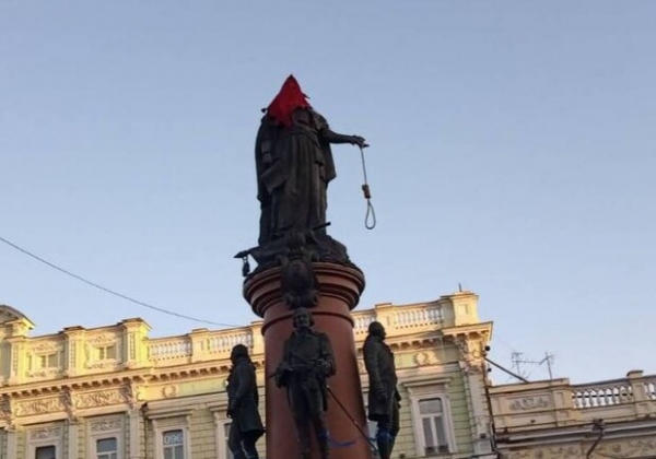 Стало известно, кто надел красный колпак на памятник Екатерине II в Одессе