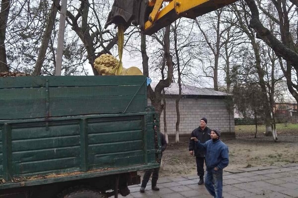 Под Одессой снесли памятник Пушкину