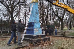 Под Одессой снесли памятник Пушкину