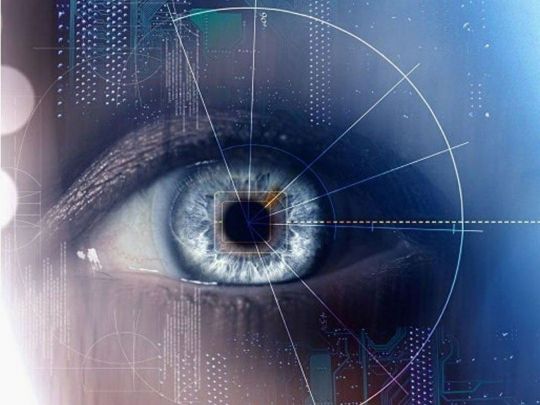 Небезпечні плями, мушки та «блискавки» в очах: як зберегти зір при пошкоджені сітківки