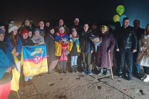 В Одесскую область вернулись трое освобожденных из плена защитников острова Змеиный