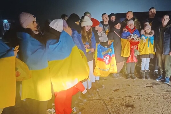 В Одесскую область вернулись трое освобожденных из плена защитников острова Змеиный
