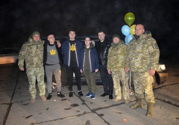 В Одесскую область вернулись трое освобожденных из плена защитников острова Змеиный