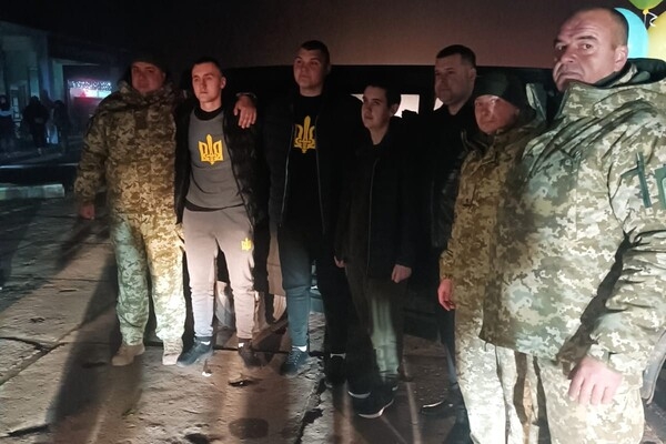 В Одесскую область вернулись трое освобожденных из плена защитников острова Змеиный