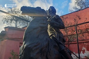 Памятник Суворову и Екатерине уже в Художественном музее: за их хранение будут платить (фото)