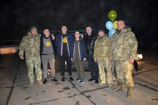 В Одесскую область вернулись трое освобожденных из плена защитников острова Змеиный