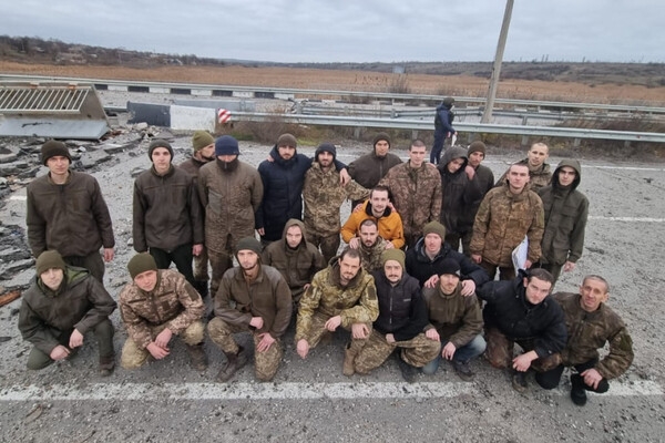 В Одесскую область вернулись трое освобожденных из плена защитников острова Змеиный