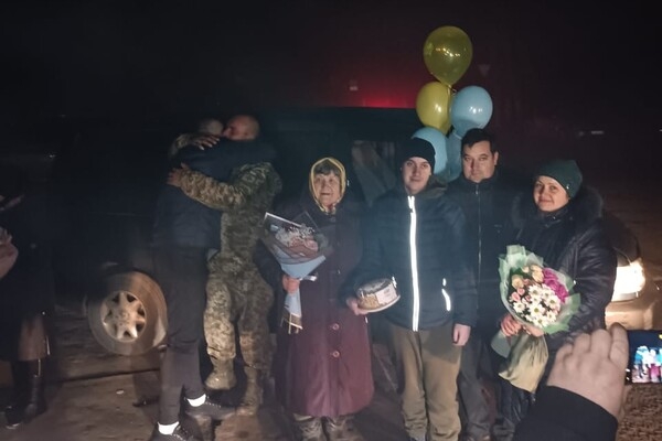В Одесскую область вернулись трое освобожденных из плена защитников острова Змеиный