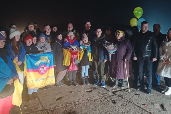В Одесскую область вернулись трое освобожденных из плена защитников острова Змеиный