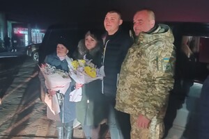 В Одесскую область вернулись трое освобожденных из плена защитников острова Змеиный