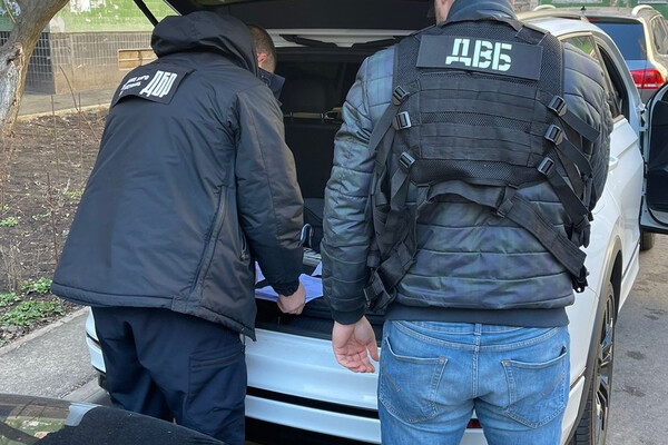 Ждали у почты: в Одесской области полицейские вымогали 10 000 долларов у наркоторговцев