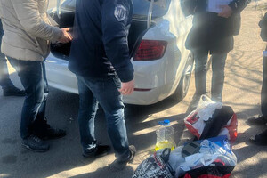 Ждали у почты: в Одесской области полицейские вымогали 10 000 долларов у наркоторговцев