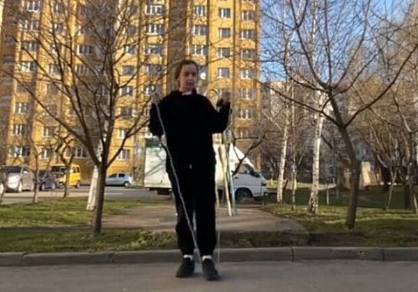 В Ивано-Франковске пенсионерка обругала девушку из-за прыжков на скакалке: разгорелся скандал