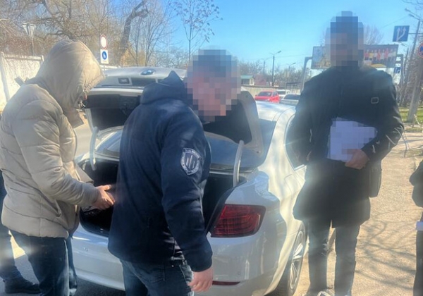 Ждали у почты: в Одесской области полицейские вымогали 10 000 долларов у наркоторговцев