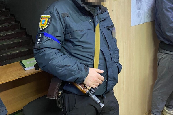 Ждали у почты: в Одесской области полицейские вымогали 10 000 долларов у наркоторговцев