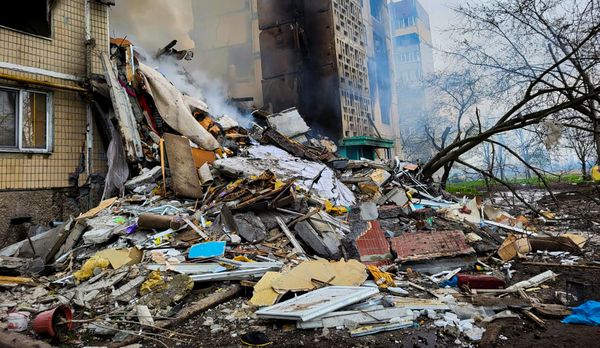 Обвалився цілий під’їзд, під завалами опинилися люди: росіяни завдали авіаудару по Вугледару