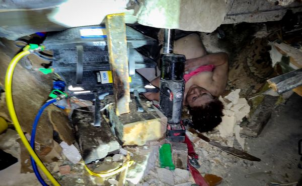 Обвалився цілий під’їзд, під завалами опинилися люди: росіяни завдали авіаудару по Вугледару