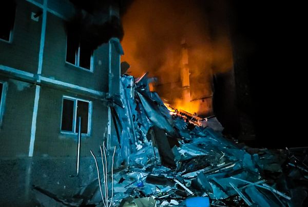 Обвалився цілий під’їзд, під завалами опинилися люди: росіяни завдали авіаудару по Вугледару