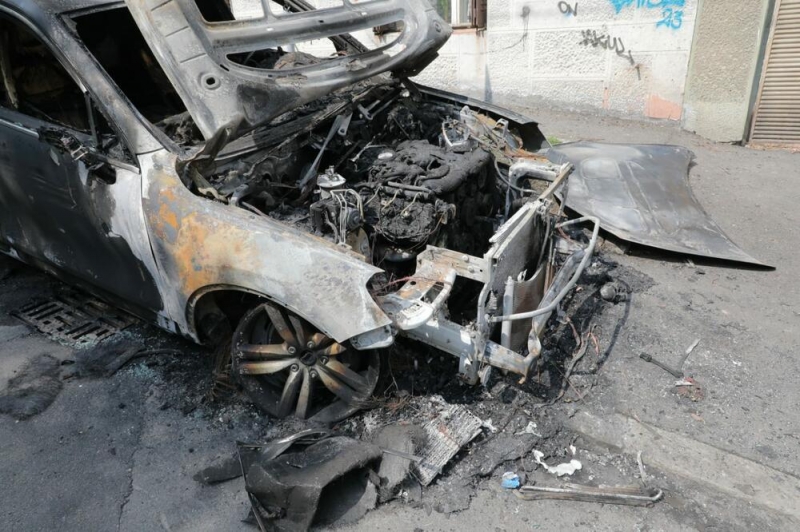 Пролунали два вибухи: автомобіль віцечемпіона світу спалили серед ночі у Белграді (фото)