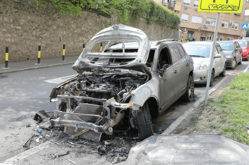 Пролунали два вибухи: автомобіль віцечемпіона світу спалили серед ночі у Белграді (фото)
