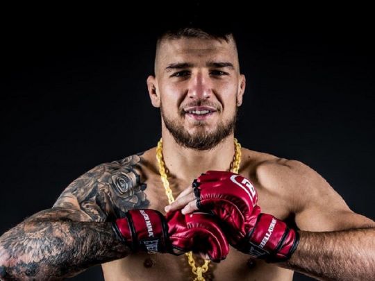 Рукавички з автографом українського чемпіона ММА продано за фантастичну суму заради допомоги ЗСУ (фото)