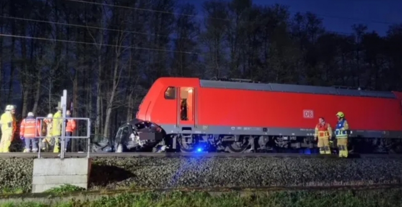 У Німеччині поїзд на повній швидкості врізався в автомобіль: загинуло троє людей (фото)