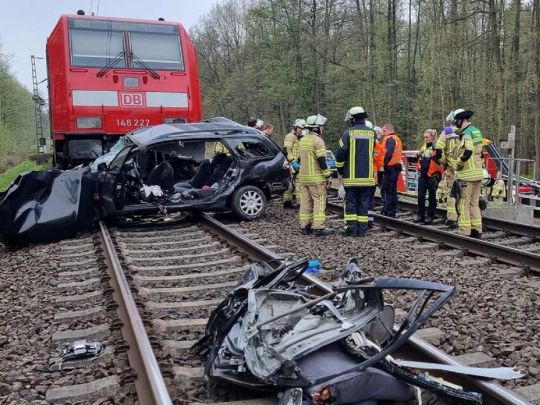 У Німеччині поїзд на повній швидкості врізався в автомобіль: загинуло троє людей (фото)