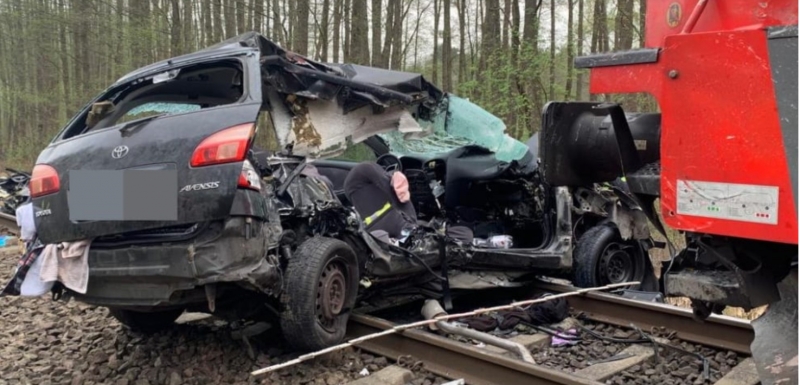 У Німеччині поїзд на повній швидкості врізався в автомобіль: загинуло троє людей (фото)
