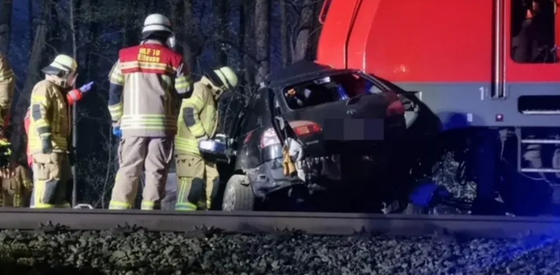 У Німеччині поїзд на повній швидкості врізався в автомобіль: загинуло троє людей (фото)