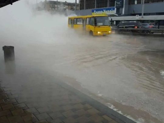 В центрі Києва стався прорив теплотраси: утворилась «ріка» з окропу (відео)