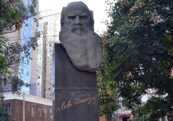 В Одессе демонтируют памятник Льву Толстому