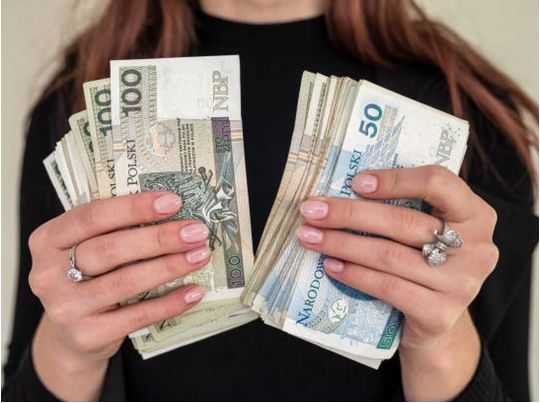 На 700 злотих більше: скільки будуть отримувати українці в Польші