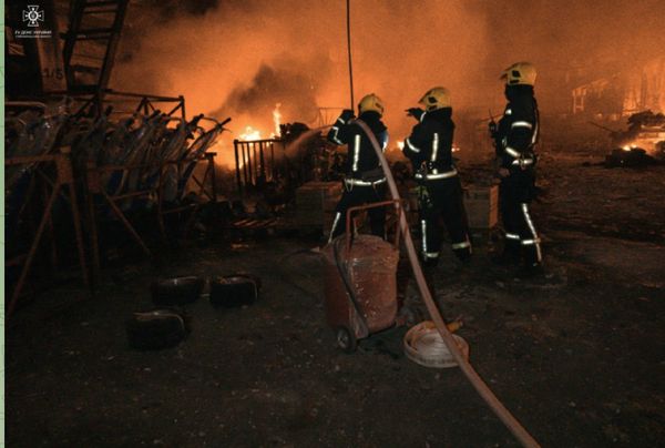 Пожежу гасили всю ніч: з’явились фото та відео наслідків обстрілу Тернополя