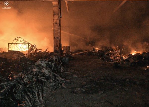 Пожежу гасили всю ніч: з’явились фото та відео наслідків обстрілу Тернополя