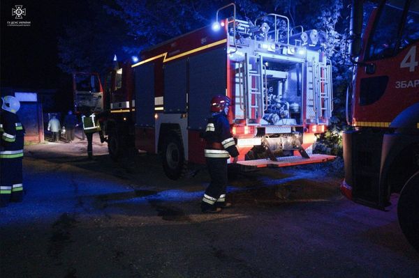 Пожежу гасили всю ніч: з’явились фото та відео наслідків обстрілу Тернополя