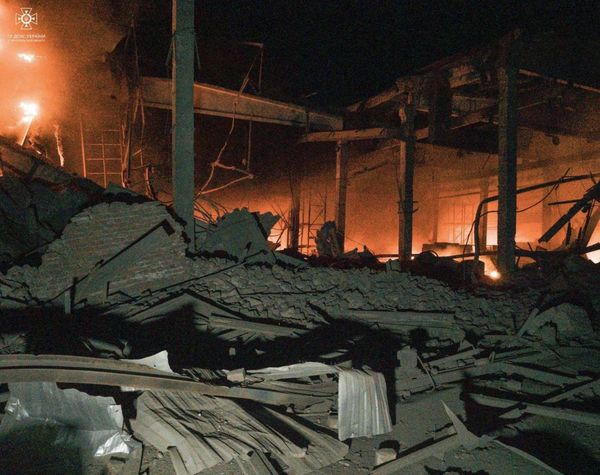 Пожежу гасили всю ніч: з’явились фото та відео наслідків обстрілу Тернополя