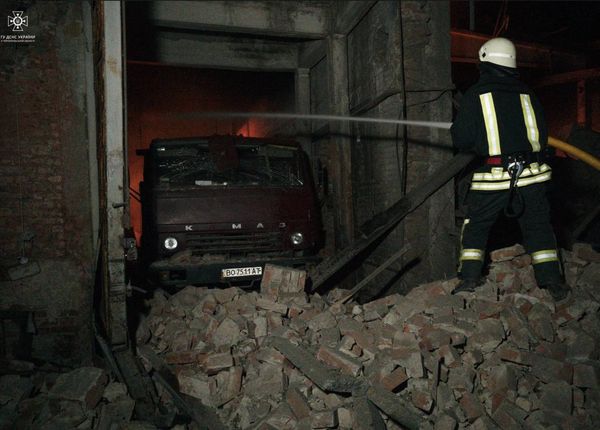 Пожежу гасили всю ніч: з’явились фото та відео наслідків обстрілу Тернополя