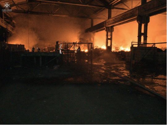 Пожежу гасили всю ніч: з’явились фото та відео наслідків обстрілу Тернополя