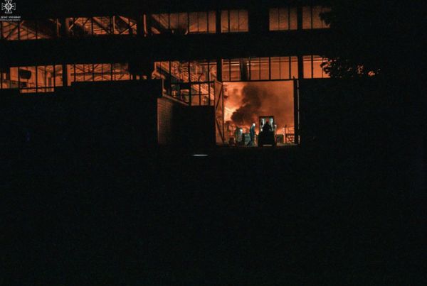 Пожежу гасили всю ніч: з’явились фото та відео наслідків обстрілу Тернополя