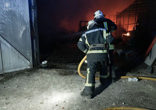 Пожежу гасили всю ніч: з’явились фото та відео наслідків обстрілу Тернополя