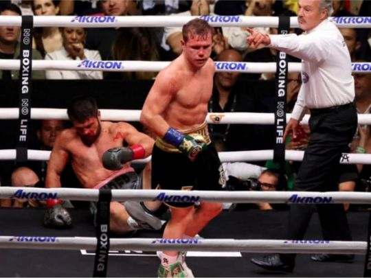 Сауль Альварес побив до крові британця у чемпіонському бою і поцілував у рингу красуню-дружину (відео)