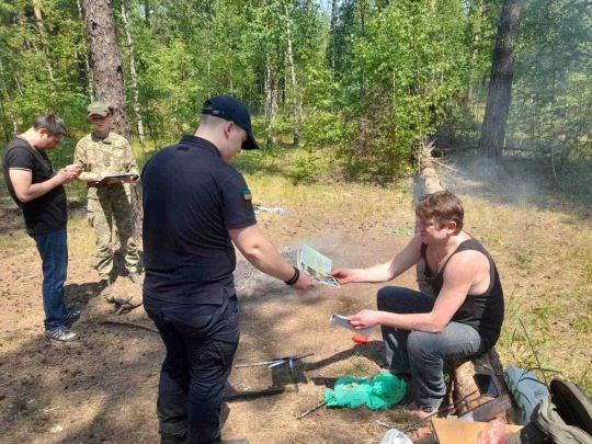 Замість «шашликів» опинився у військкоматі: у лісах Києва почали вручати повістки