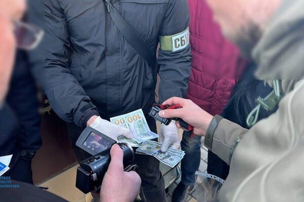Госинспектор Одесской таможни брал взятки во время оформления гуманитарки